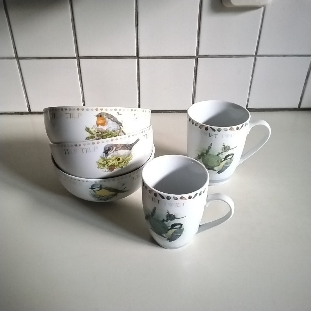 3 schaaltjes en 2  mokken THEO: roodborstje, mus,pimpelmees, Huis en Inrichting, Keuken | Servies, Ophalen of Verzenden, Overige stijlen