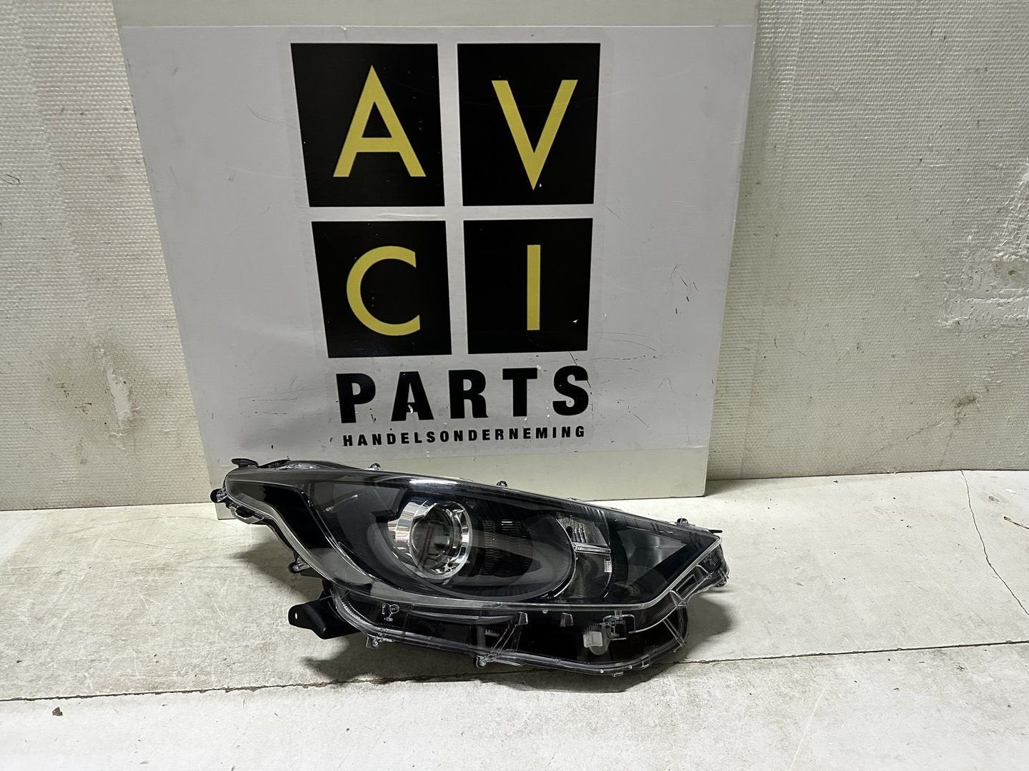 Koplamp Toyota Yaris IV P21 led rechts Origineel, Gebruikt, -, -, Ophalen of Verzenden