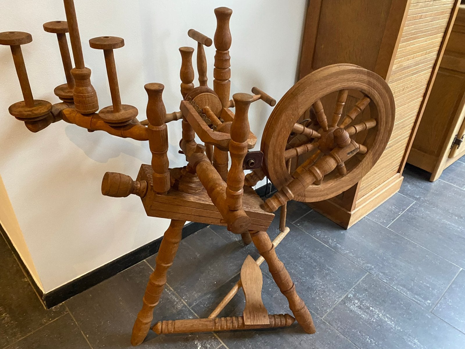 Antiek houten spinnewiel - Decoratief en functioneel, Ophalen, Gebruikt, Spinnewiel