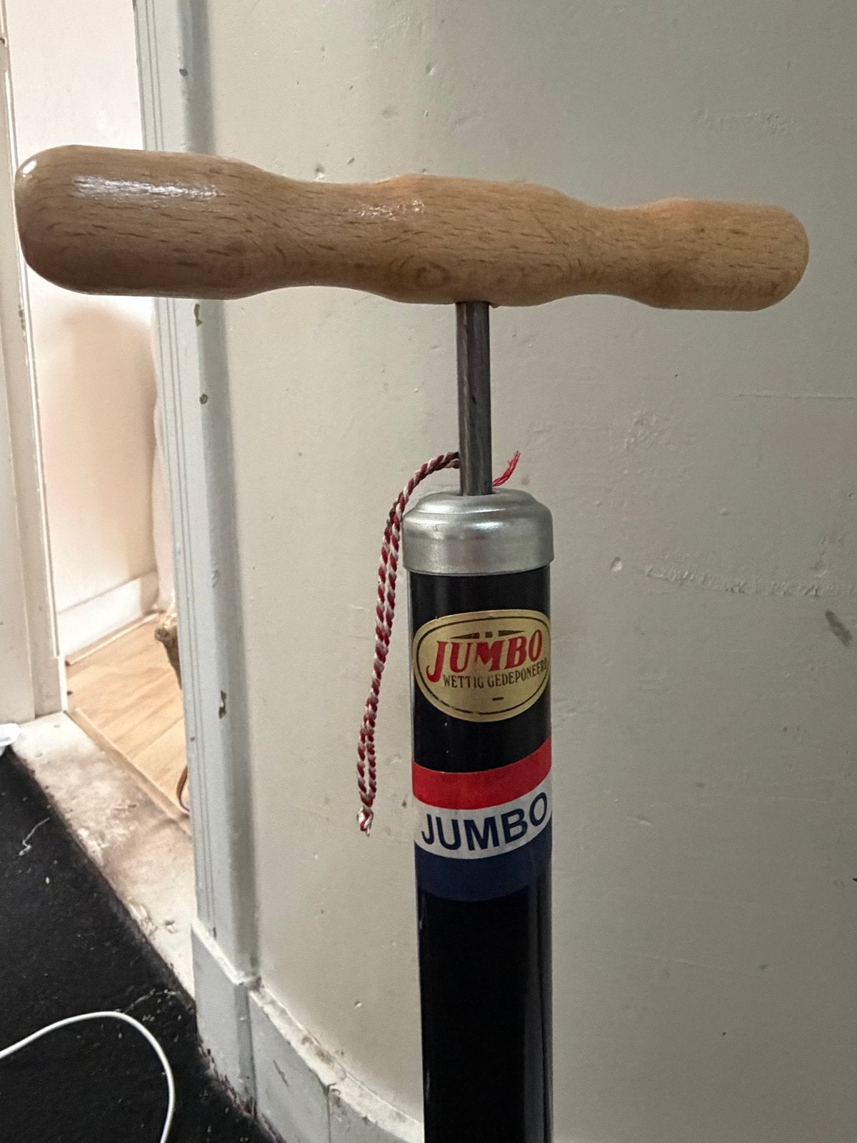 Jumbo fiets- en autobandpomp met houten handvat, Ophalen of Verzenden, Gebruikt