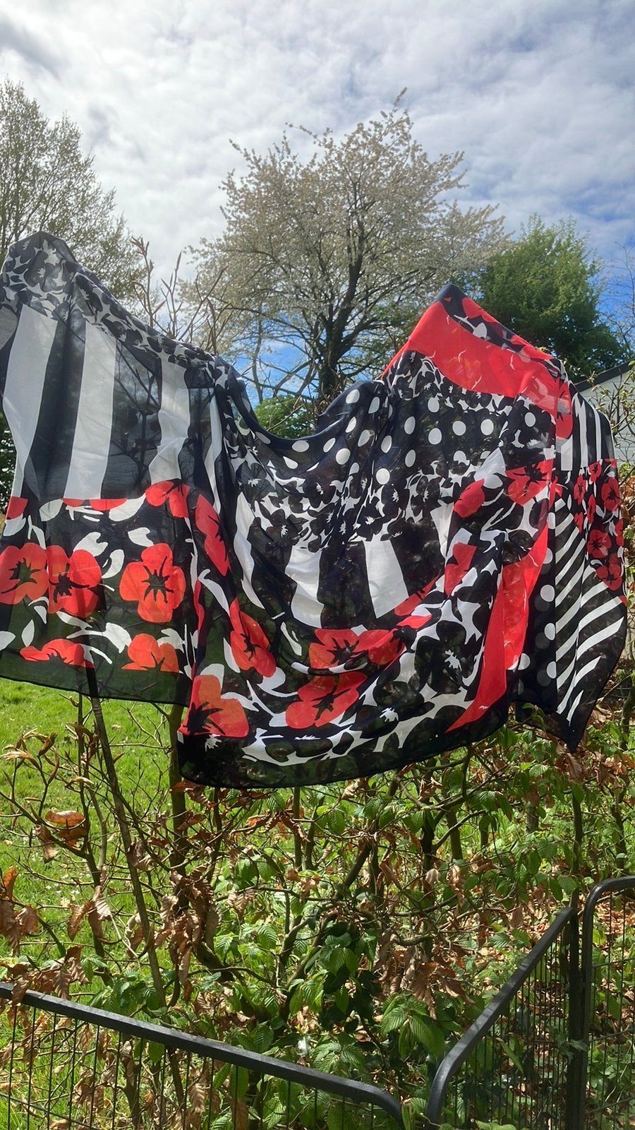 Gerry Weber Accessoires shawl in zwart/wit met rode bloemen., Ophalen of Verzenden, Zo goed als nieuw