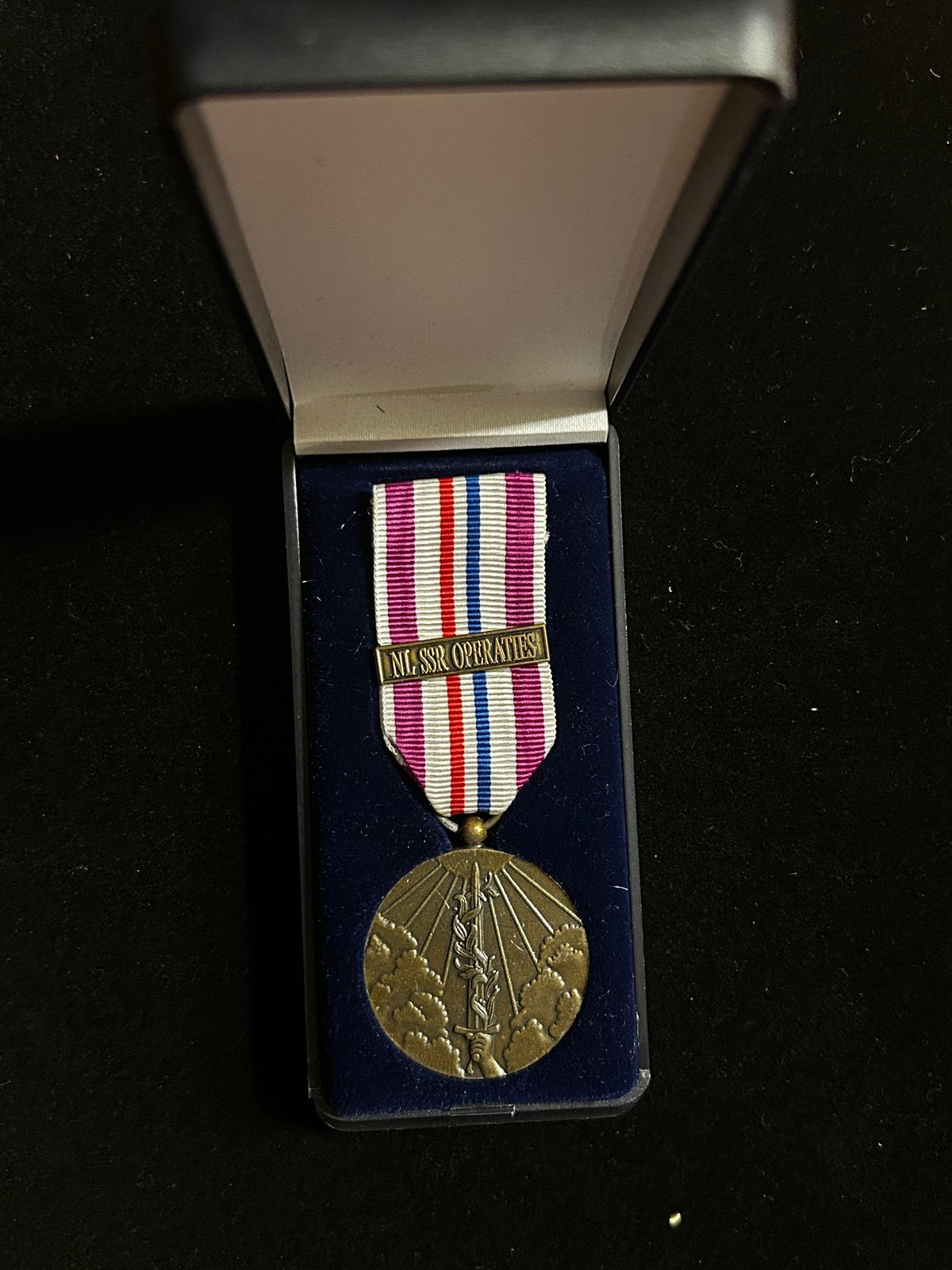 HVO/HIM origineel NL SSR, Verzamelen, Verzenden, Landmacht, Nederland, Embleem of Badge