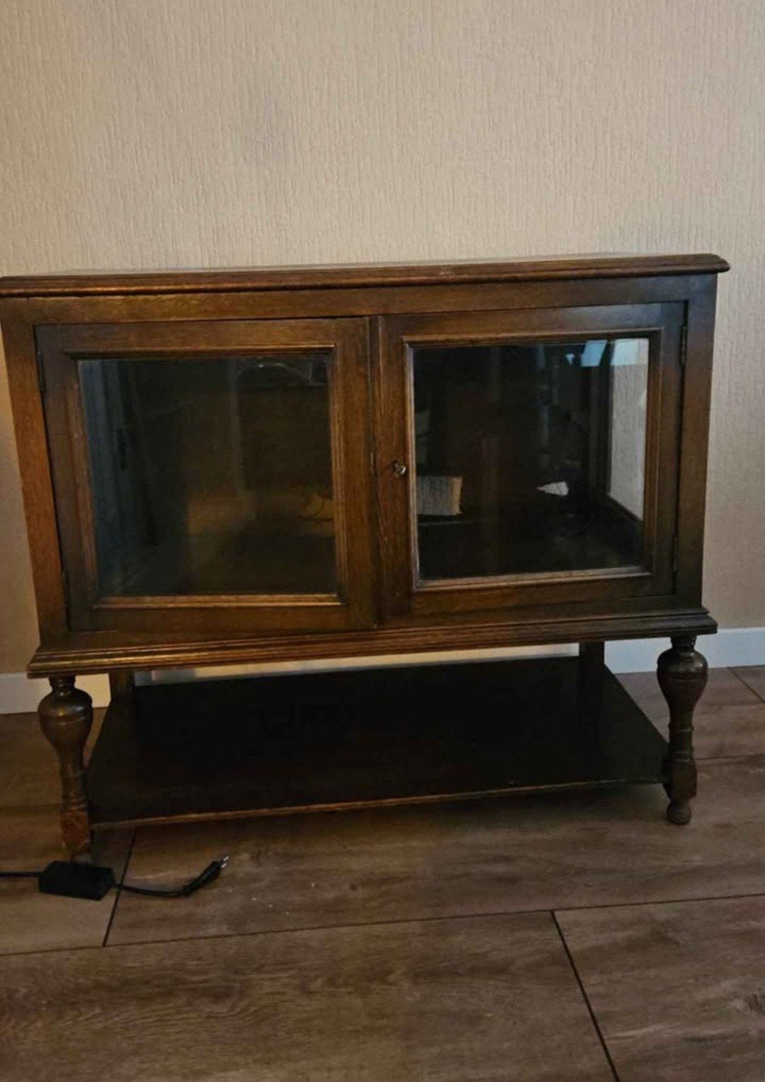 Antieke houten vitrinekast met glazen deuren, Ophalen