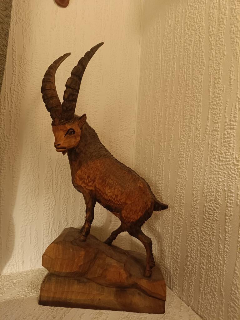 Handgesneden houten steenbok sculptuur, Ophalen of Verzenden, Zoogdier, 20 - 50 cm, Beeld
