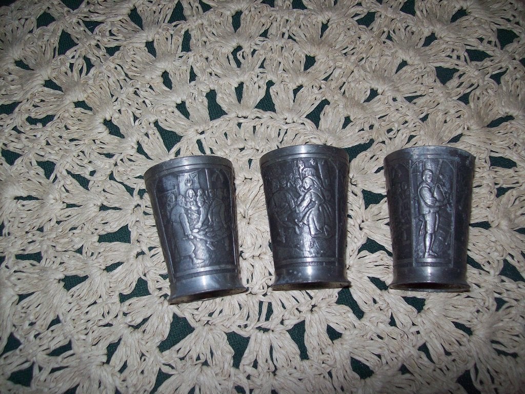 3 Gin drankbekertjes met afbeeldingen van mensen Tin, Antiek en Kunst, Ophalen of Verzenden