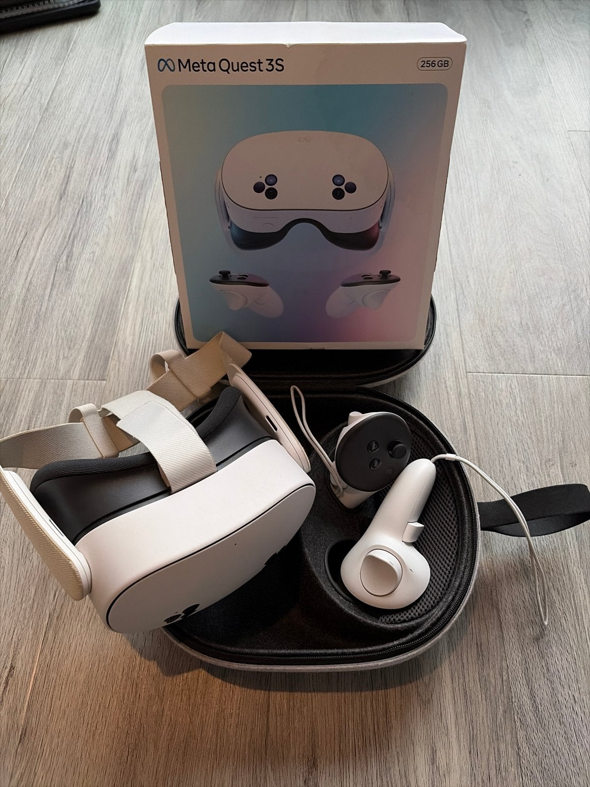 Meta Quest 3S 256GB VR-bril met controllers en hoes, Ophalen of Verzenden, Zo goed als nieuw, VR-bril, Overige platformen