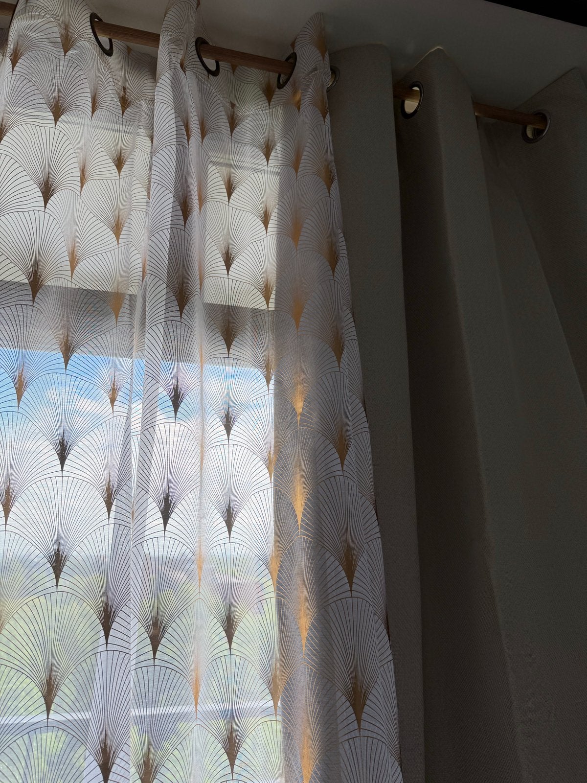 Nieuwe beige en wit/gouden gordijnen met roedes (8 stuks), Ophalen of Verzenden, Nieuw, Beige