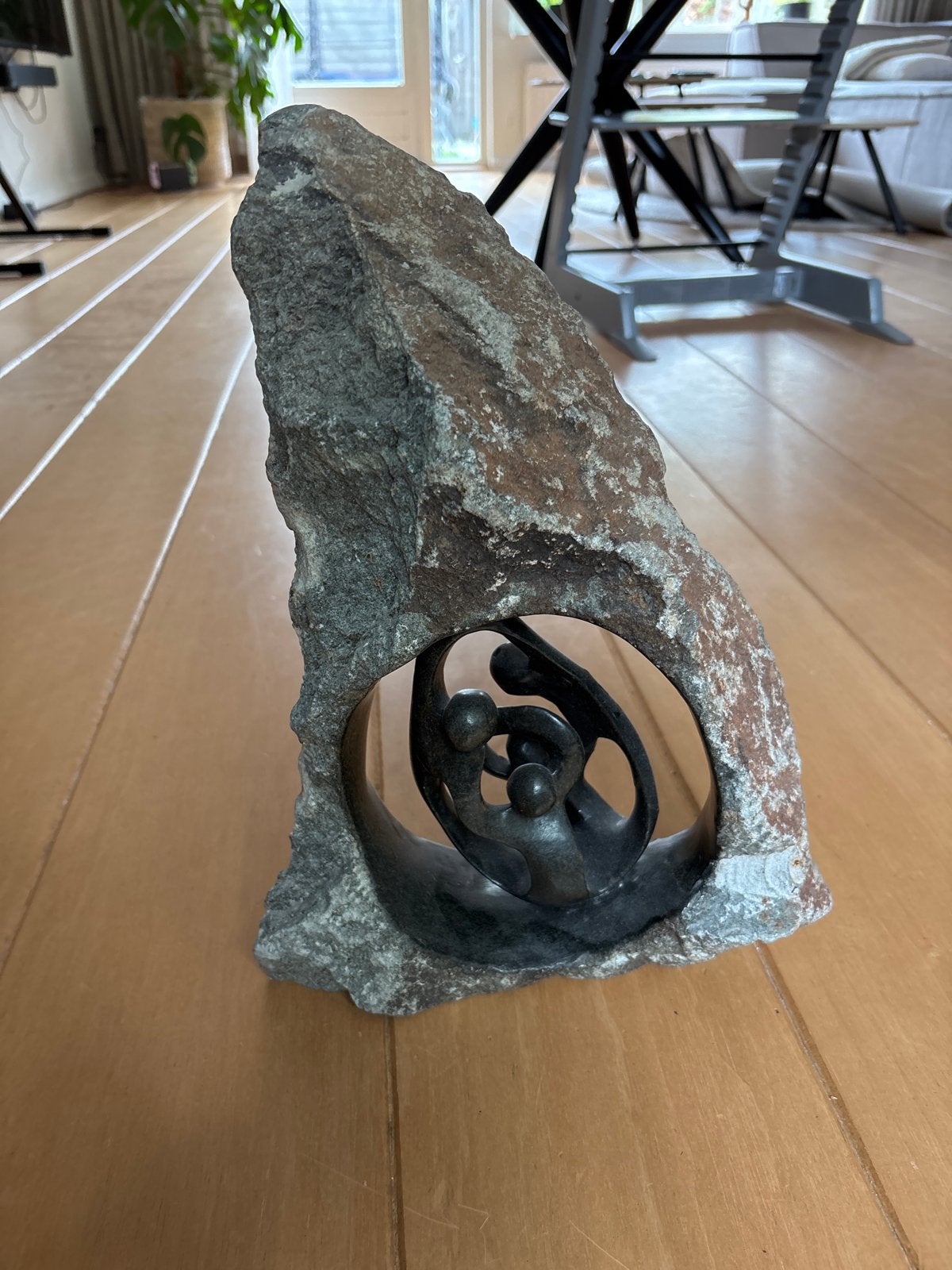 Unieke stenen sculptuur: Familie in omhelzing, Groep mensen, Ophalen of Verzenden, Handgemaakt, 20 - 50 cm
