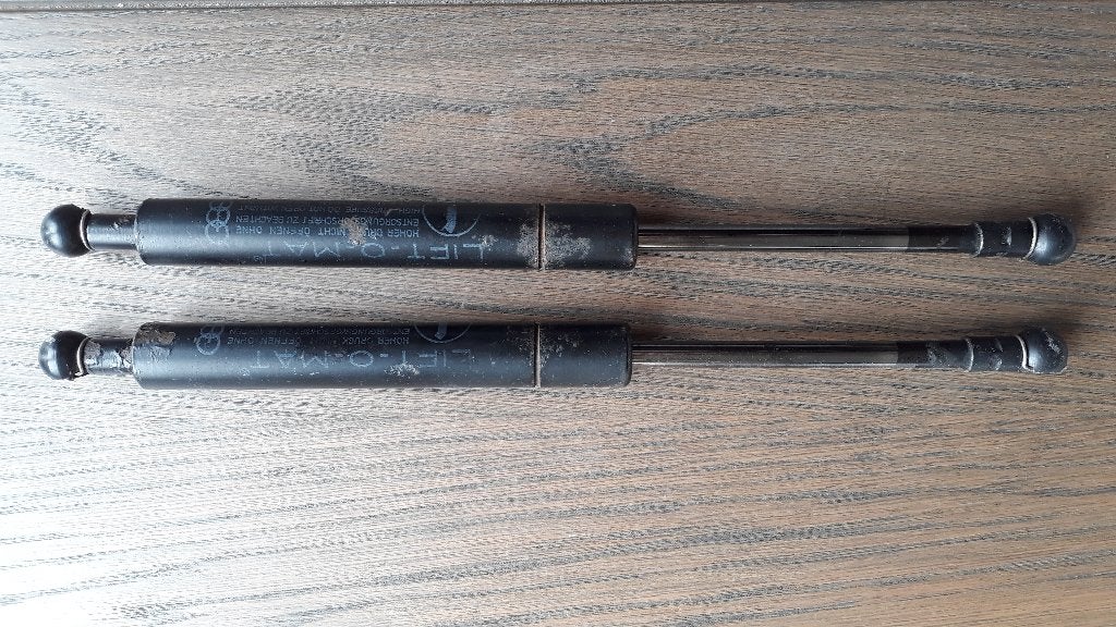 2 Stabilus Gasveren 372323 0560N - VW/Audi 893 827 552, Auto-onderdelen, Ophalen of Verzenden, Gebruikt, Audi, Achterklep