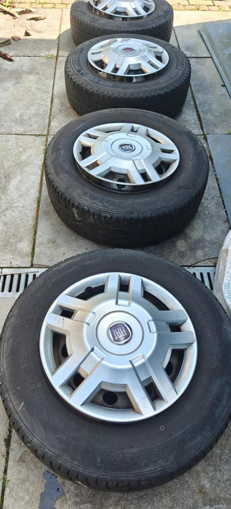 Set van Michelin All Season banden met velgen 215/70 R15C, Ophalen, Gebruikt