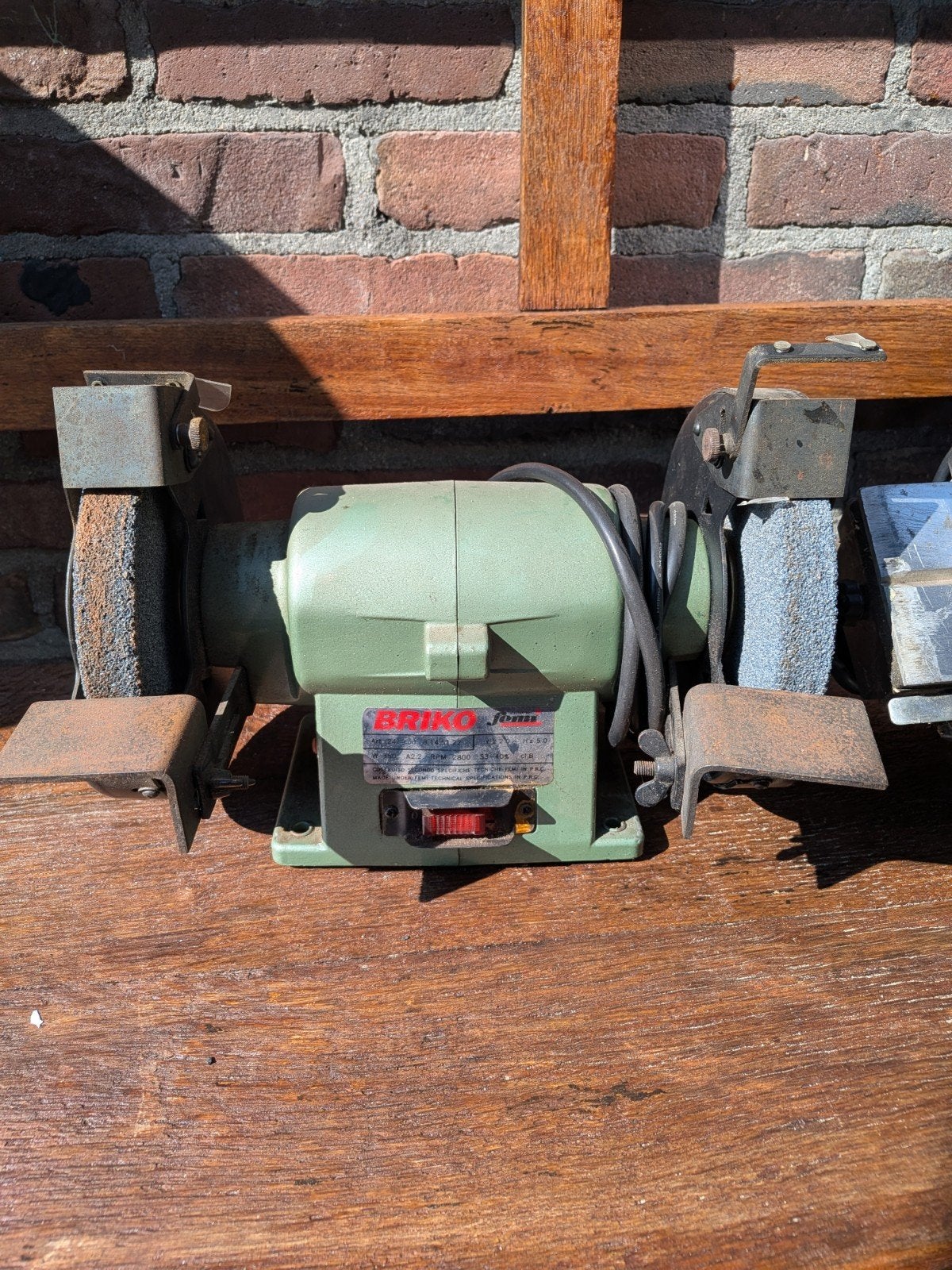 Briko SA werkbankslijpmachine, een stationair gereedschap, Ophalen, Gebruikt, Minder dan 700 watt, Werkbankslijpmachine