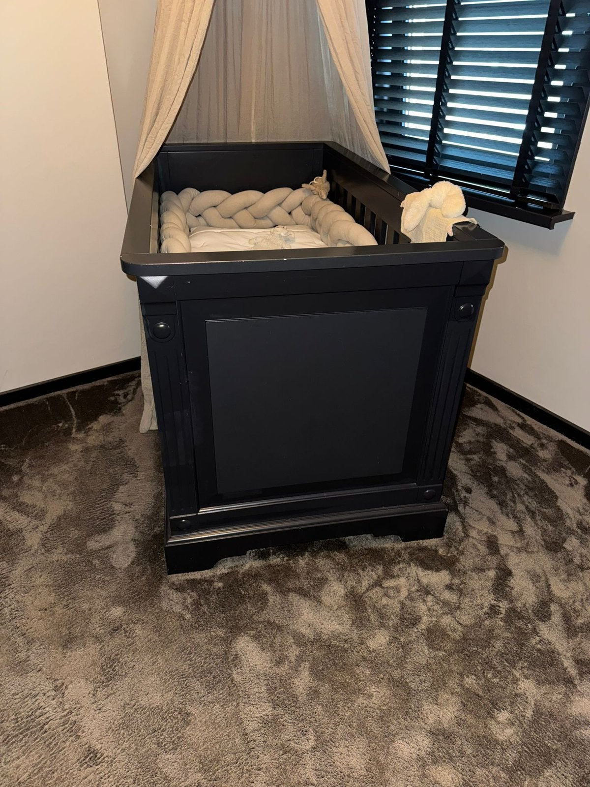 Babykamer set – Ledikant + Commode | Donker antraciet/zwart, Ophalen, Zo goed als nieuw, Jongetje of Meisje