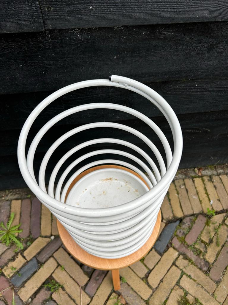 Unieke spiraalvormige vuilnisbak - Wit metaal, 20 tot 30 liter, Ophalen of Verzenden, Gebruikt, Metaal