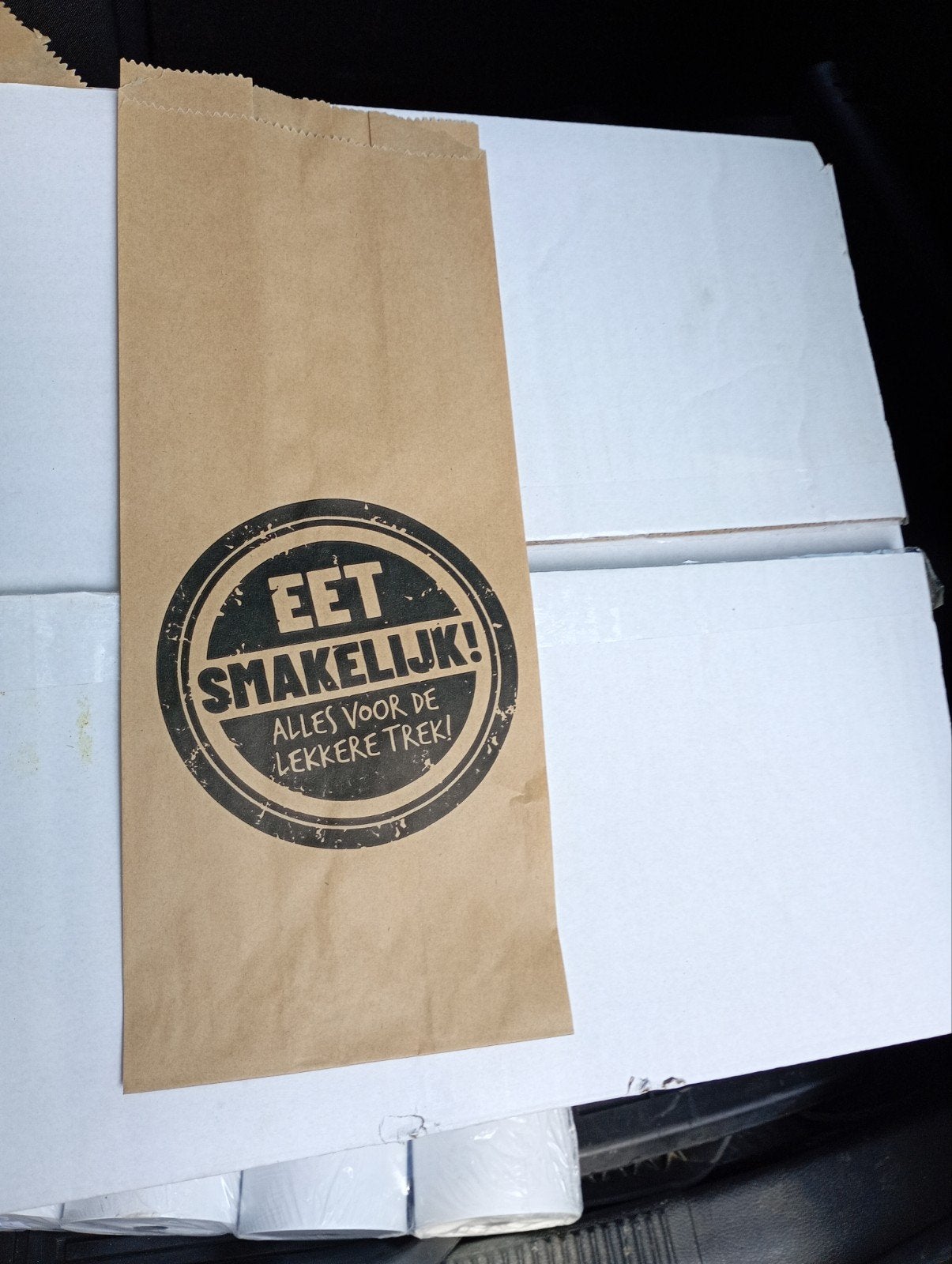 Partij snackbakjes, frikandelbakjes en tassen, Ophalen