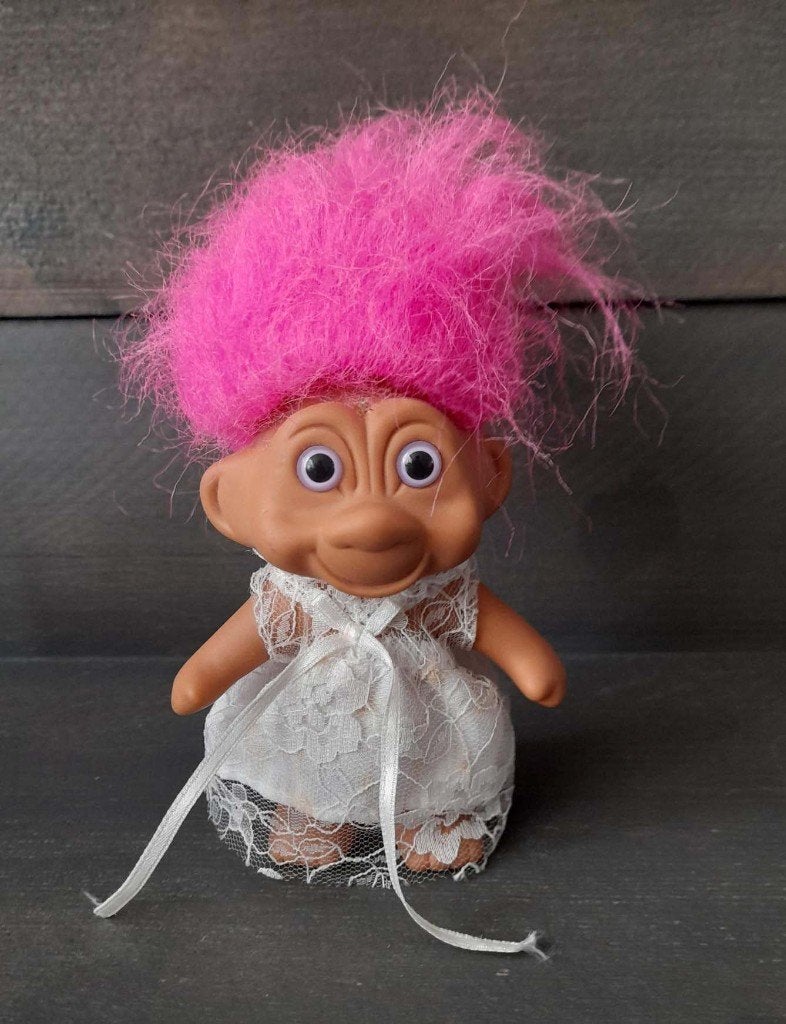 Jaren '90 TROL met roze haar en mooi jurkje. 15 cm, Verzamelen, Ophalen of Verzenden, Zo goed als nieuw