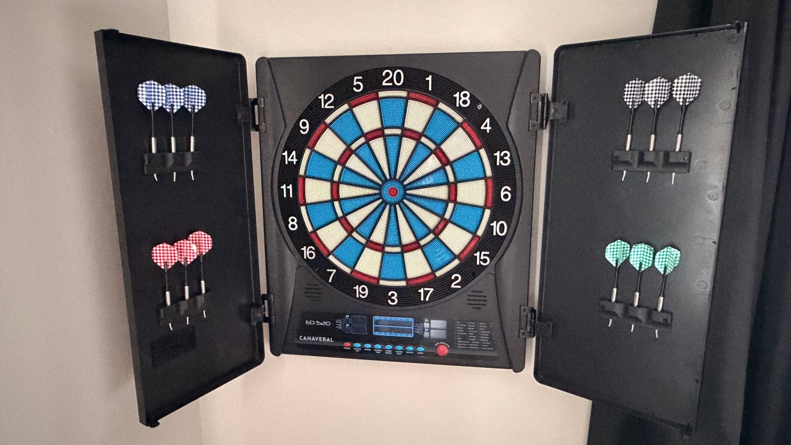 Elektronisch dartbord ED520 met dart kleed en accessoires, Sport en Fitness, Ophalen of Verzenden, Zo goed als nieuw, Dartbord met pijlen