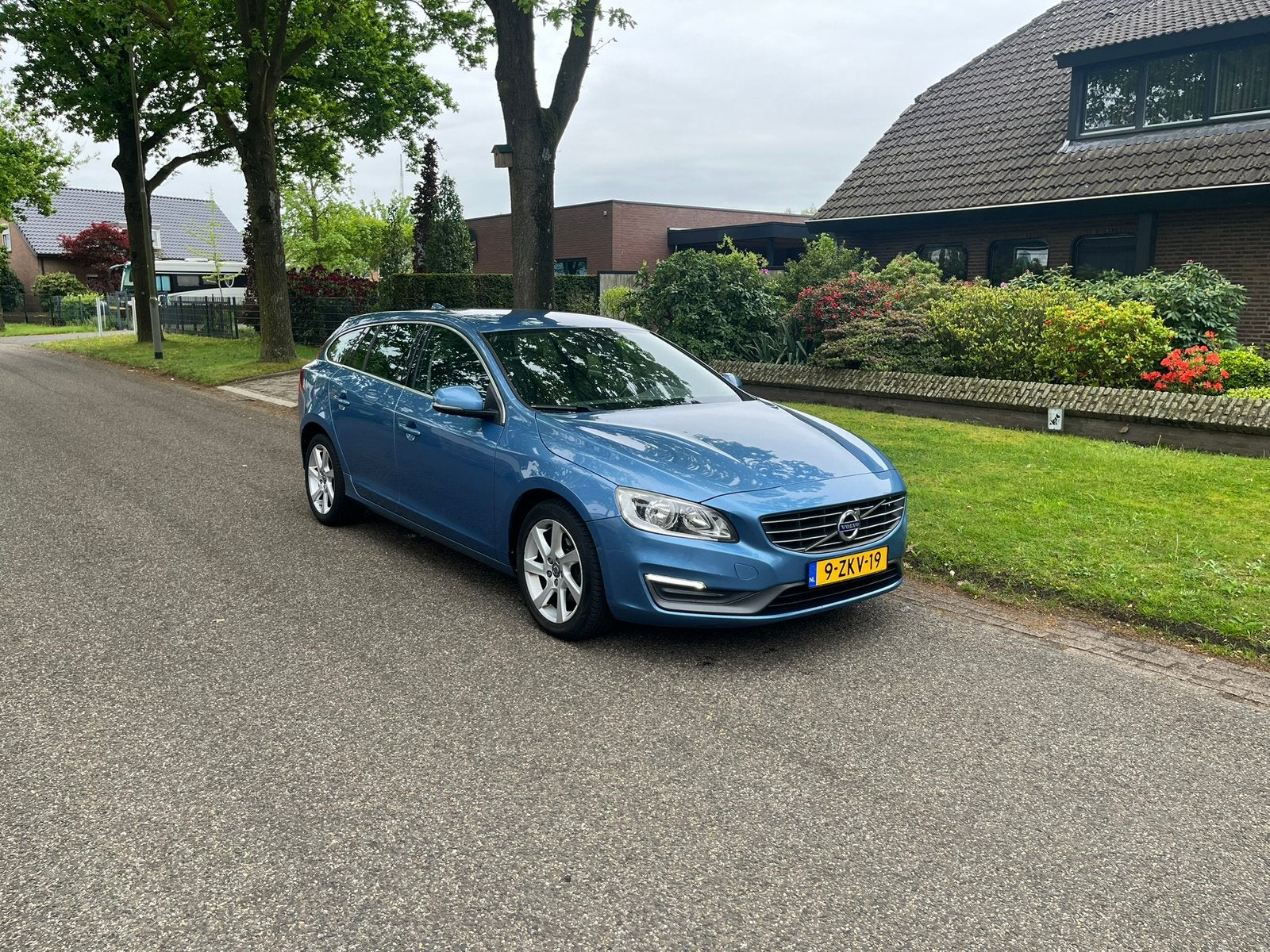 Volvo V60 2.0 D4 Automaat, 181Pk, LED, Trekhaak, Bjr.2015, Auto's, 1502 kg, 1750 kg, 4 cilinders, Blauw