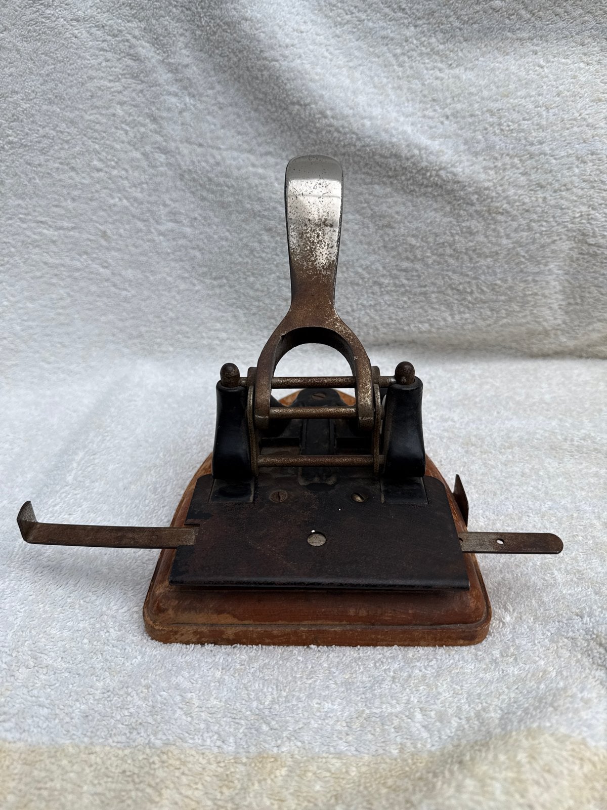 Vintage perforator op houten voet - antiek kantoor, Antiek en Kunst, Ophalen