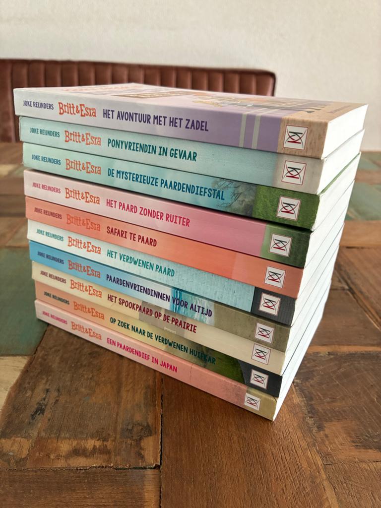 Britt & Esra Paardenpraat TV complete boekenserie 10 delen, Ophalen, Zo goed als nieuw, Fictie
