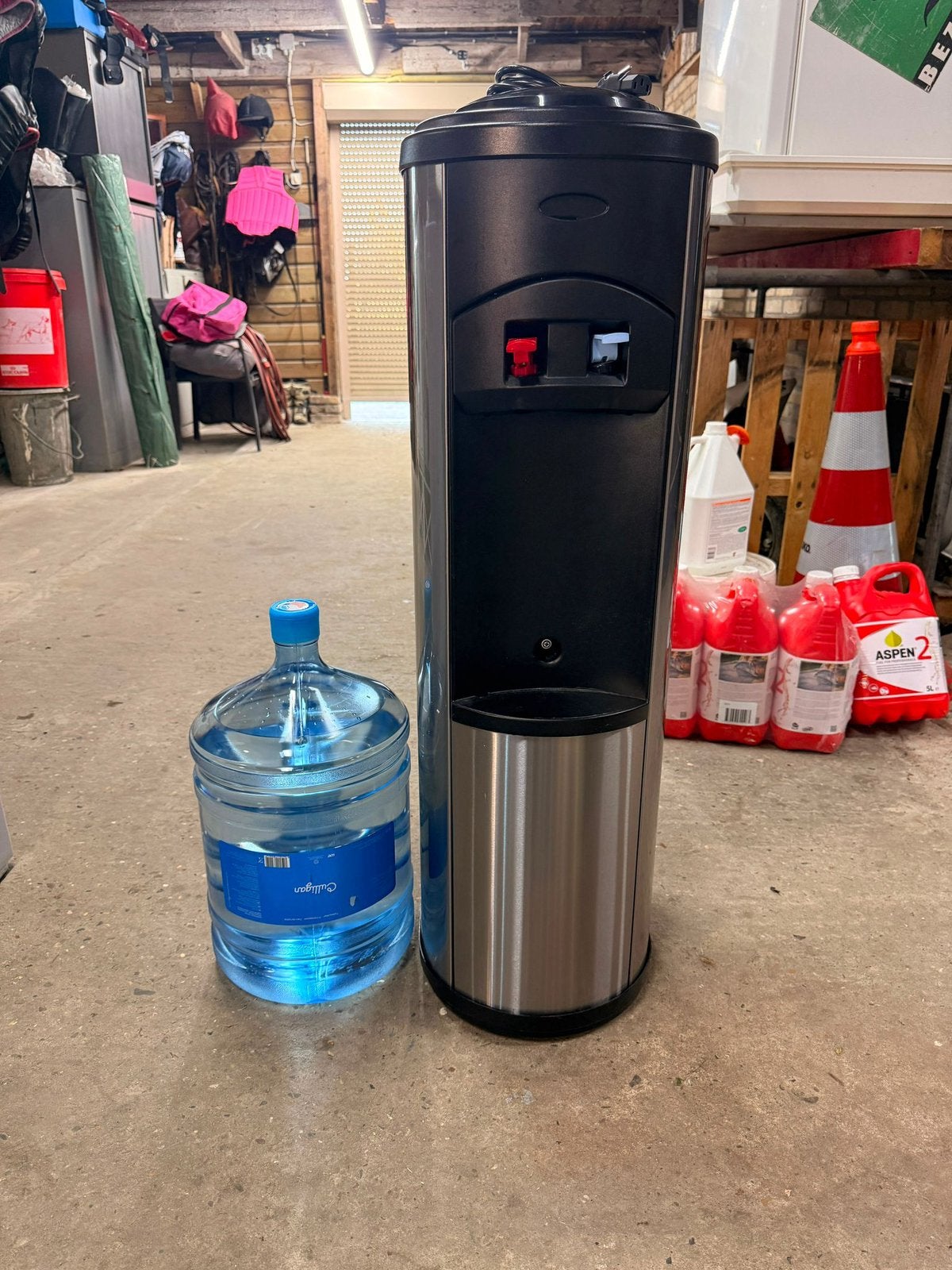 Oasis Waterkoeler warm /koud met fleswater vol, Ophalen of Verzenden, Zo goed als nieuw, Waterkoeler