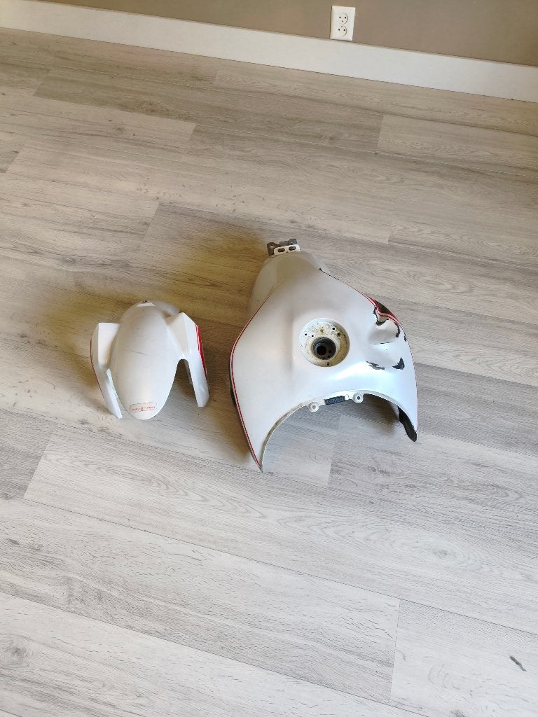 Yamaha MT-09 2014 Brandstoftank + Voorspatbord (Wit/Rood), Ophalen, Gebruikt