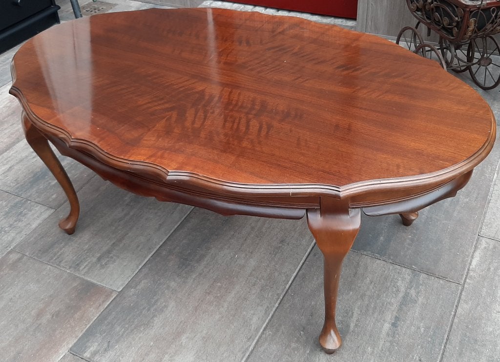 Queen Ann ovaal notenhouten salontafel, Ophalen, Gebruikt, 100 tot 150 cm, 50 tot 100 cm
