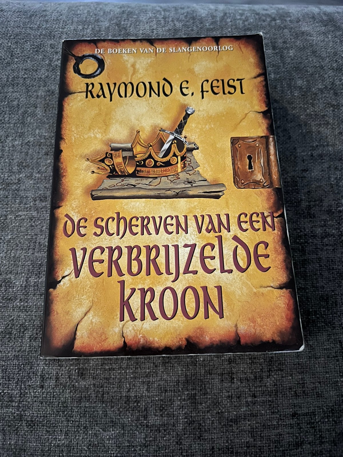 Raymond E. Feist - De scherven van een verbrijzelde kroon, Ophalen of Verzenden, Zo goed als nieuw, Raymond E. Feist