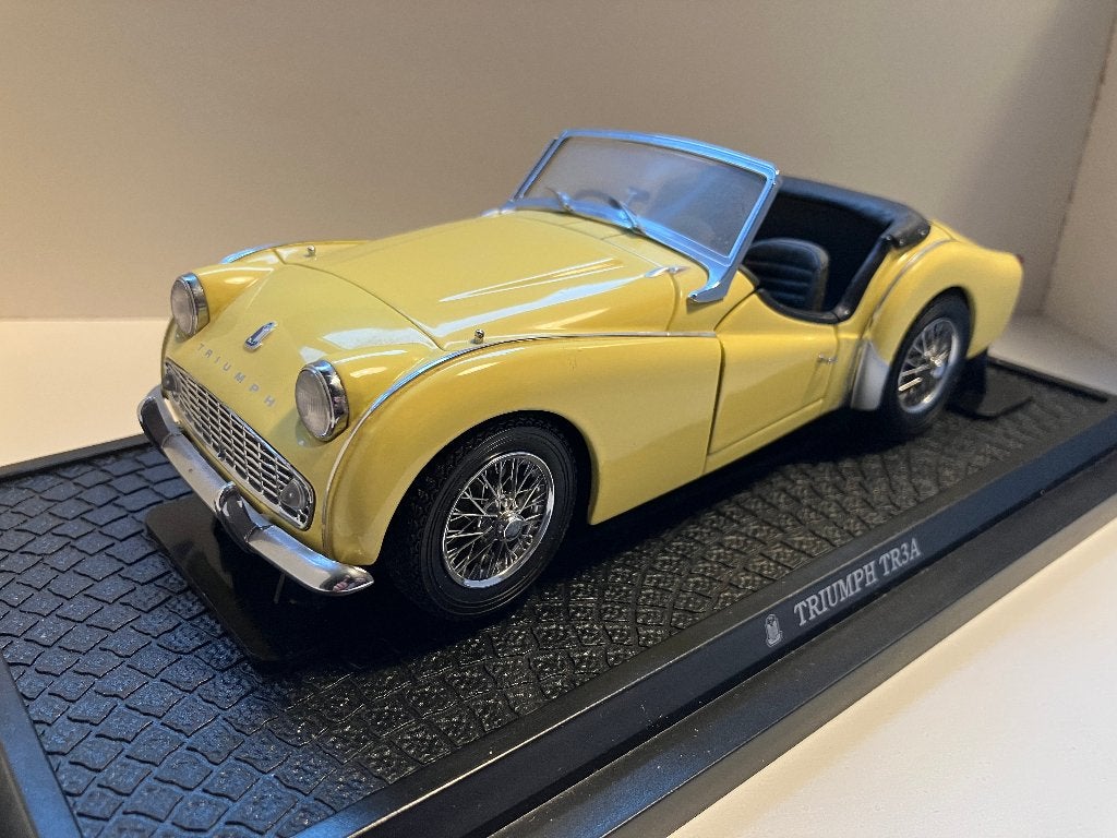 Truimph  TR3a van 1958 in het geel  1/18 van Kyosho, Ophalen of Verzenden, Zo goed als nieuw, Auto, Kyosho