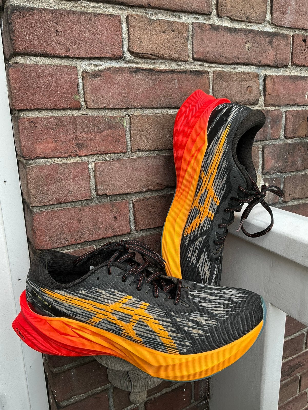 Asics Novablast 3 hardloopschoen in maat 44,5 oranje / zwart, Sport en Fitness, Loopsport en Atletiek, Ophalen of Verzenden, Zo goed als nieuw