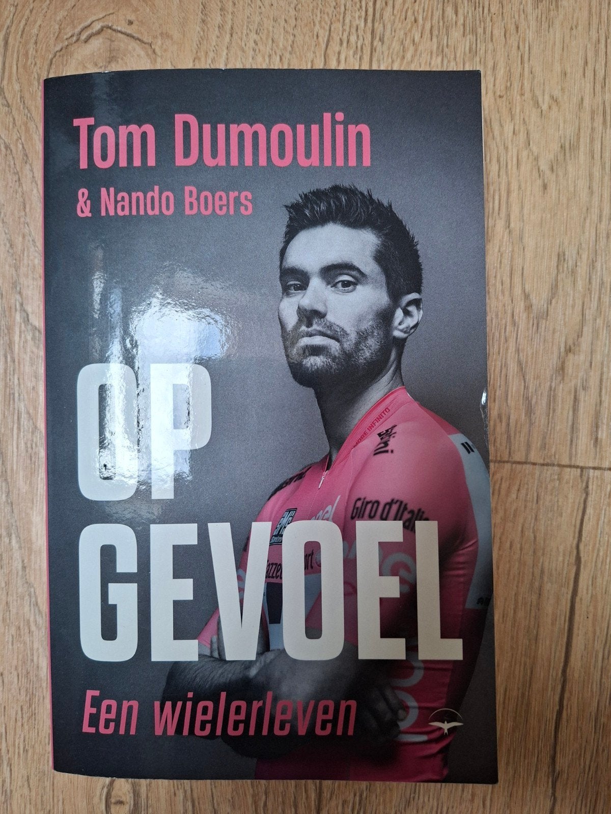 Tom Dumoulin & Nando Boers - Op Gevoel: Een wielerleven, Ophalen of Verzenden, Zo goed als nieuw, Tom Dumoulin & Nando Boers, Lopen en Fietsen