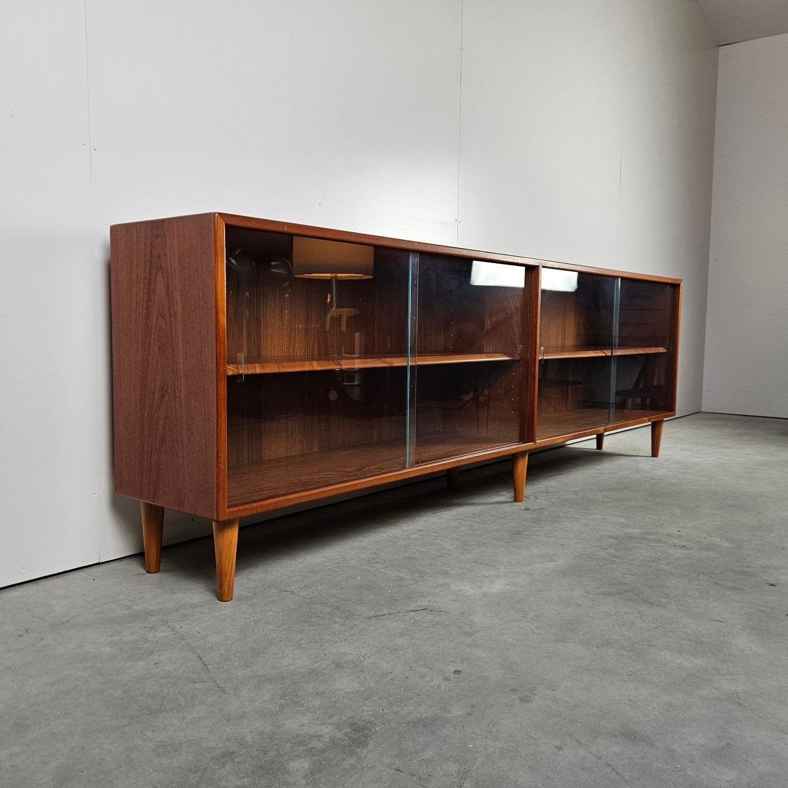 Vintage Deens dressoir/vitrine, Gebruikt, Teakhout, Ophalen of Verzenden, Minder dan 100 cm