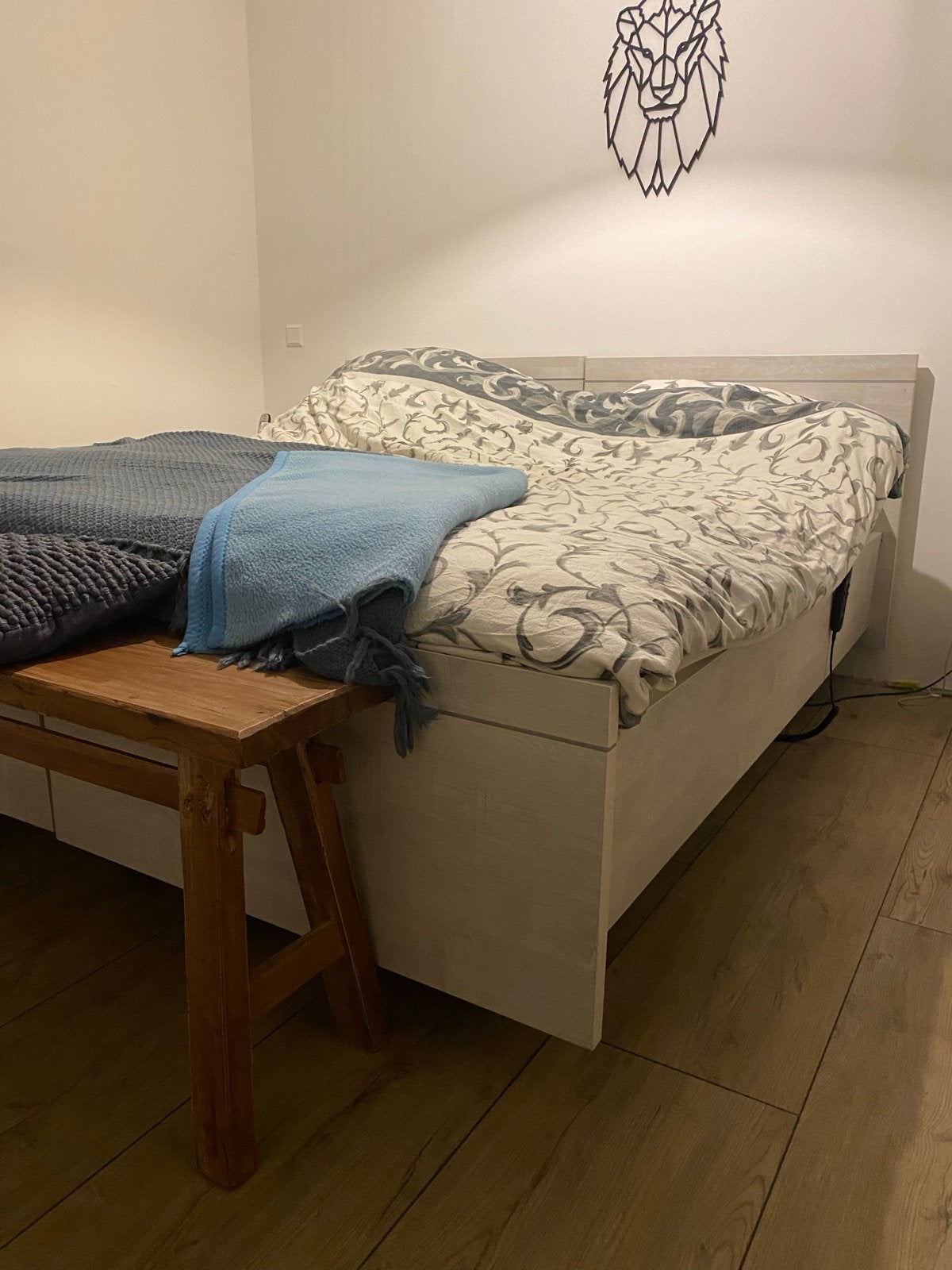 Bed met elektrisch verstelbare lattenbodem + nachtkastjes, Ophalen, Wit, Tweepersoons, 180 cm