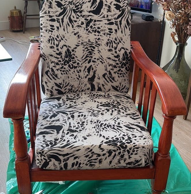 Houten stoel met dierenprint, fauteuils, Ophalen, 75 tot 100 cm, Zo goed als nieuw, 50 tot 75 cm