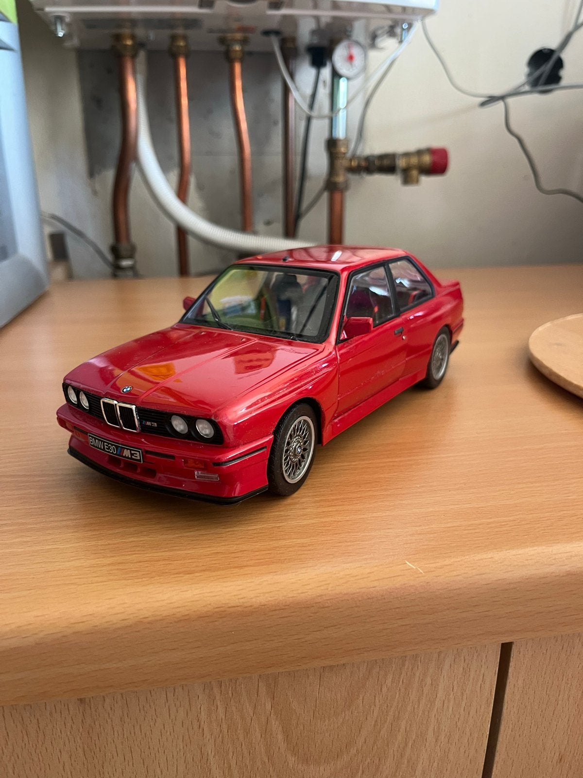 BMW E30 M3 schaalmodel rood, Ophalen of Verzenden, Zo goed als nieuw, Overige typen