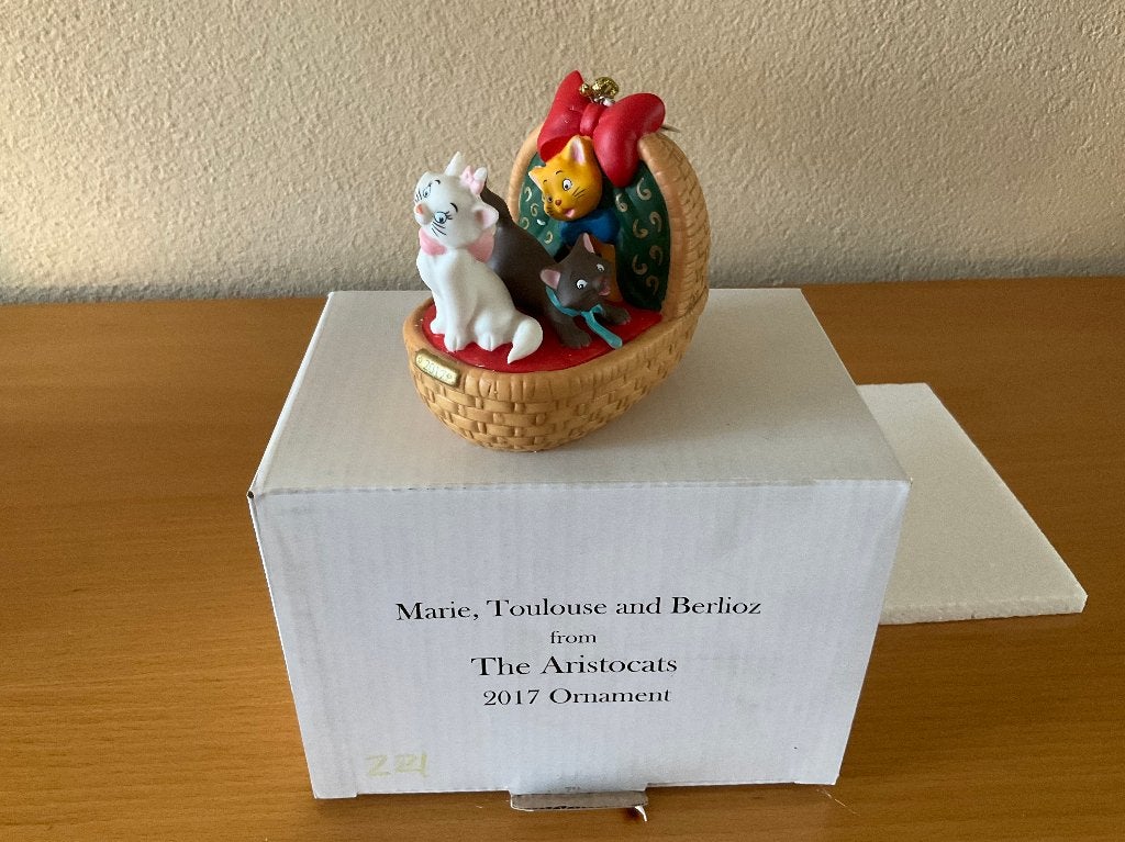 Disney ornament aristocats kittens in mand 2017, Ophalen of Verzenden, Overige figuren, Zo goed als nieuw, Beeldje of Figuurtje