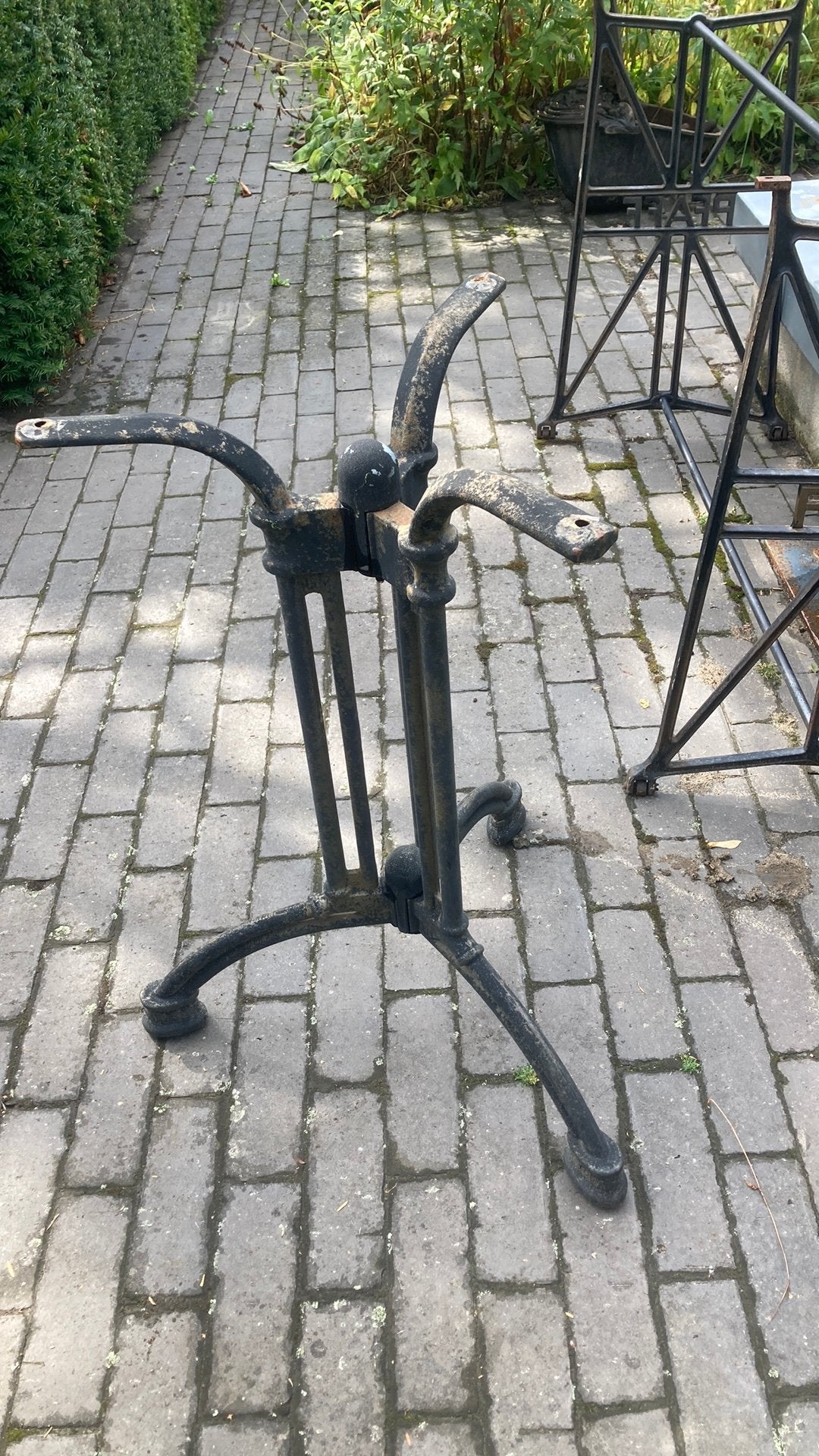 Gietijzeren tuintafel onderstel 72 cm hoog. € 25,0, Ophalen, Gebruikt, Rond, Metaal