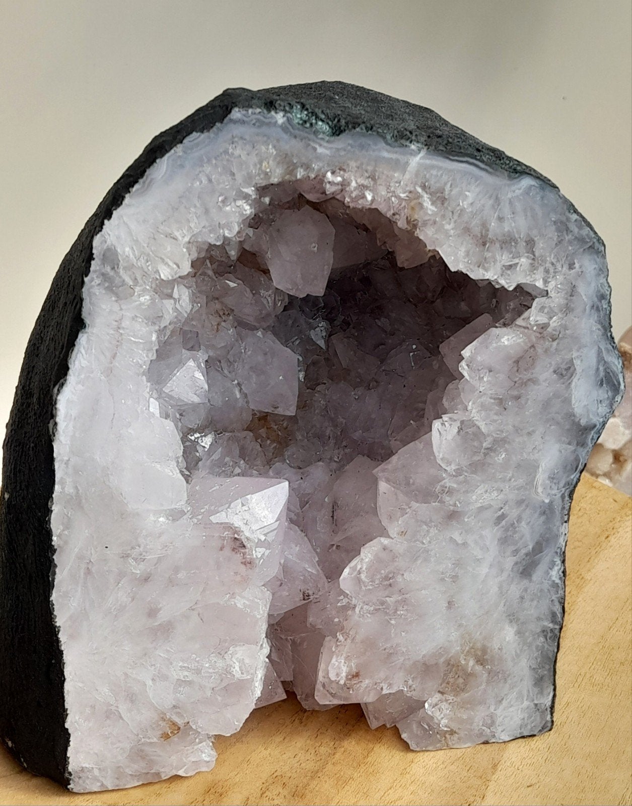 Amethist geode van 4.4 kilo., Verzamelen, Mineralen en Fossielen, Ophalen of Verzenden