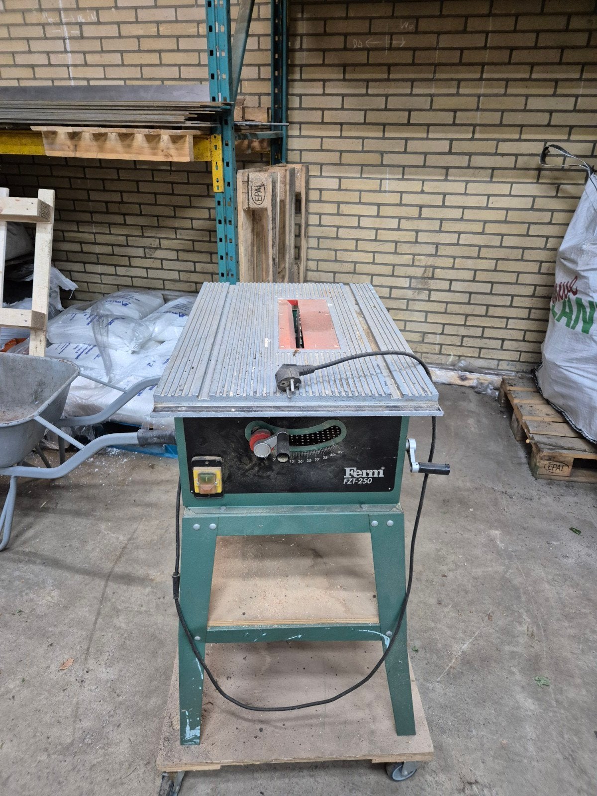Ferm FZT-250 Tafelzaag - Krachtige Cirkelzaag, Doe-het-zelf en Verbouw, Ophalen, Gebruikt, Cirkelzaag, 70 mm of meer