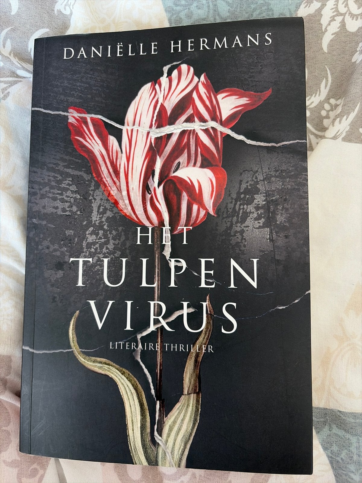 Het Tulpenvirus - Daniëlle Hermans (Gesigneerd), Boeken, Thrillers, Ophalen of Verzenden, Zo goed als nieuw, Nederland