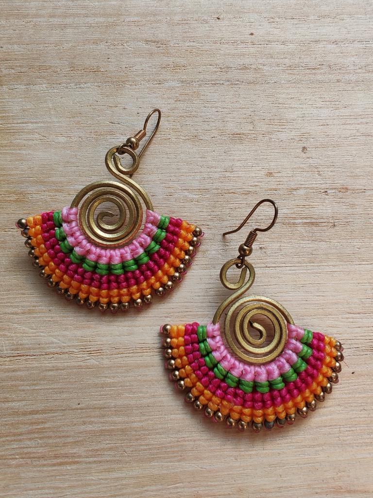 Nieuwe unieke handgemaakte oorbellen boho stijl veelkleurig, Ophalen of Verzenden, Nieuw, Overige materialen, Hangers