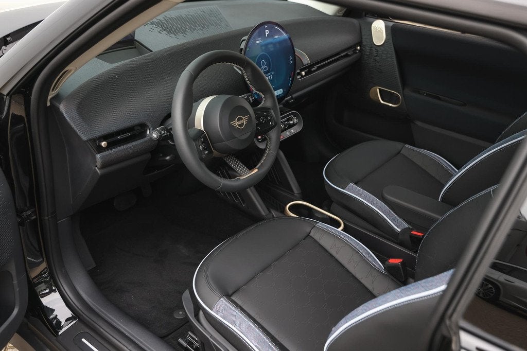 MINI Hatchback Cooper E / Classic / Pakket L / 17 inch Paral, Stof, Met garantie (alle), 4 stoelen, Zwart