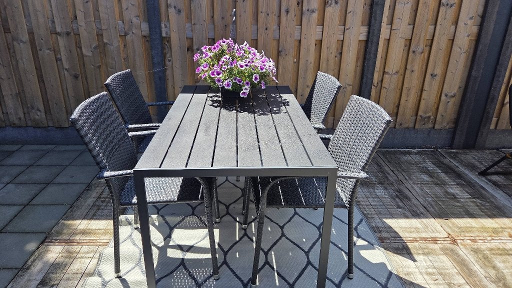 Moderne tuinset met 4 stoelen en tafel, Tuin en Terras, Ophalen, 4 zitplaatsen, Kunststof, Zo goed als nieuw