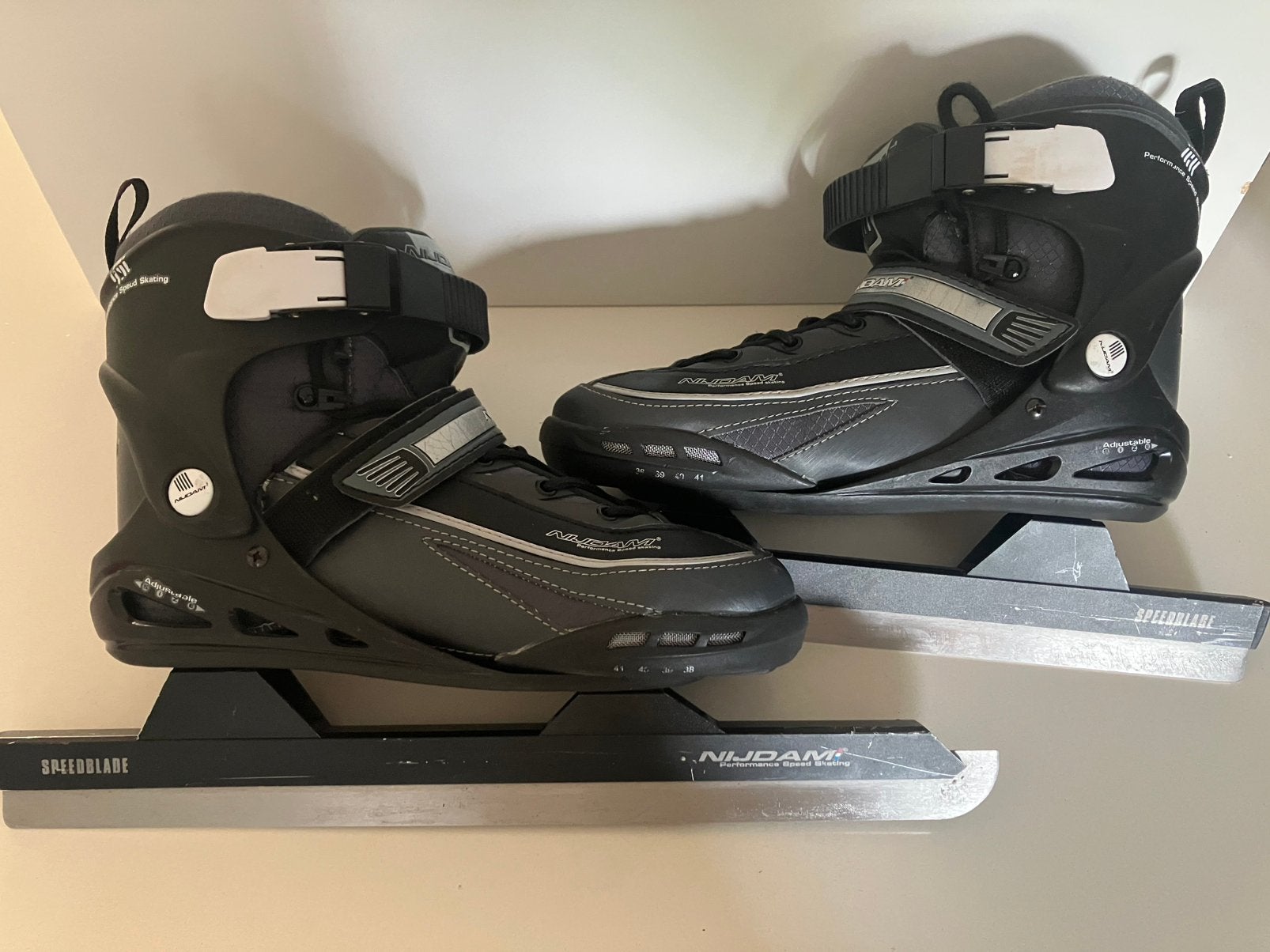 Nijdam junior verstelbare combinoor schaats 38-41, Sport en Fitness, Schaatsen, Ophalen of Verzenden, Zo goed als nieuw, Combinoren