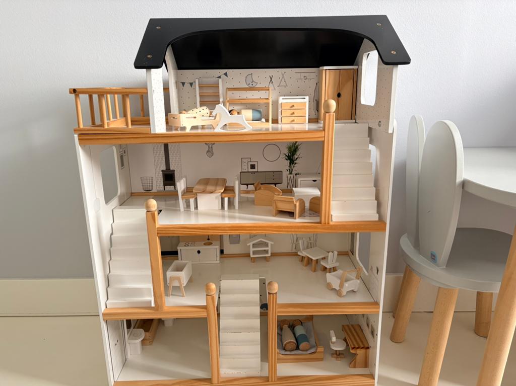 Poppenhuis XL Petit Amelie ingericht en met poppetjes., Ophalen, Zo goed als nieuw, Poppenhuis