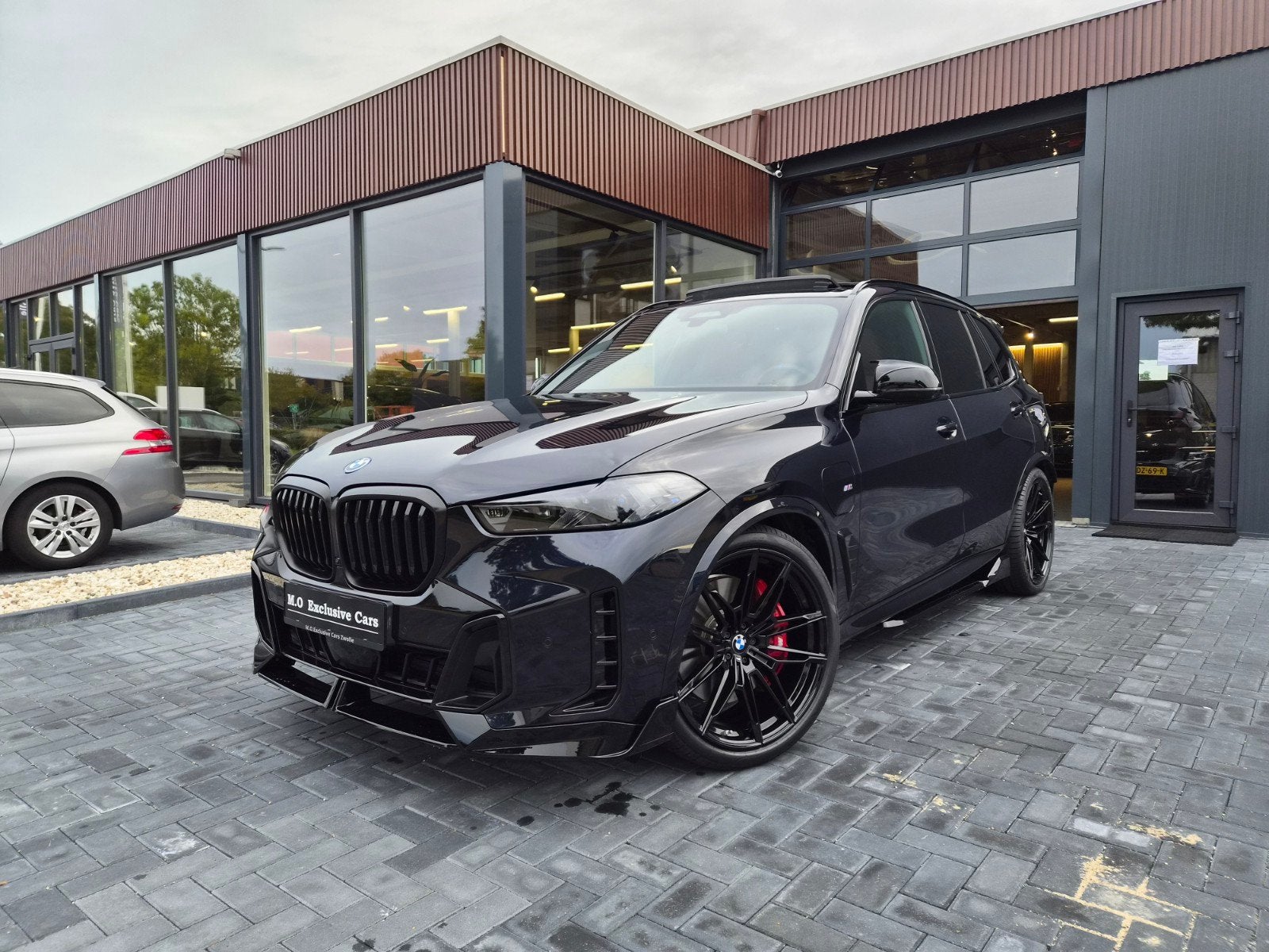 BMW X5 50e 490PK 12-2024 M-Sport Pro Individual Pano 22 HUD, Dealer onderhouden, Parkeerassistent, 2395 kg, Zwart