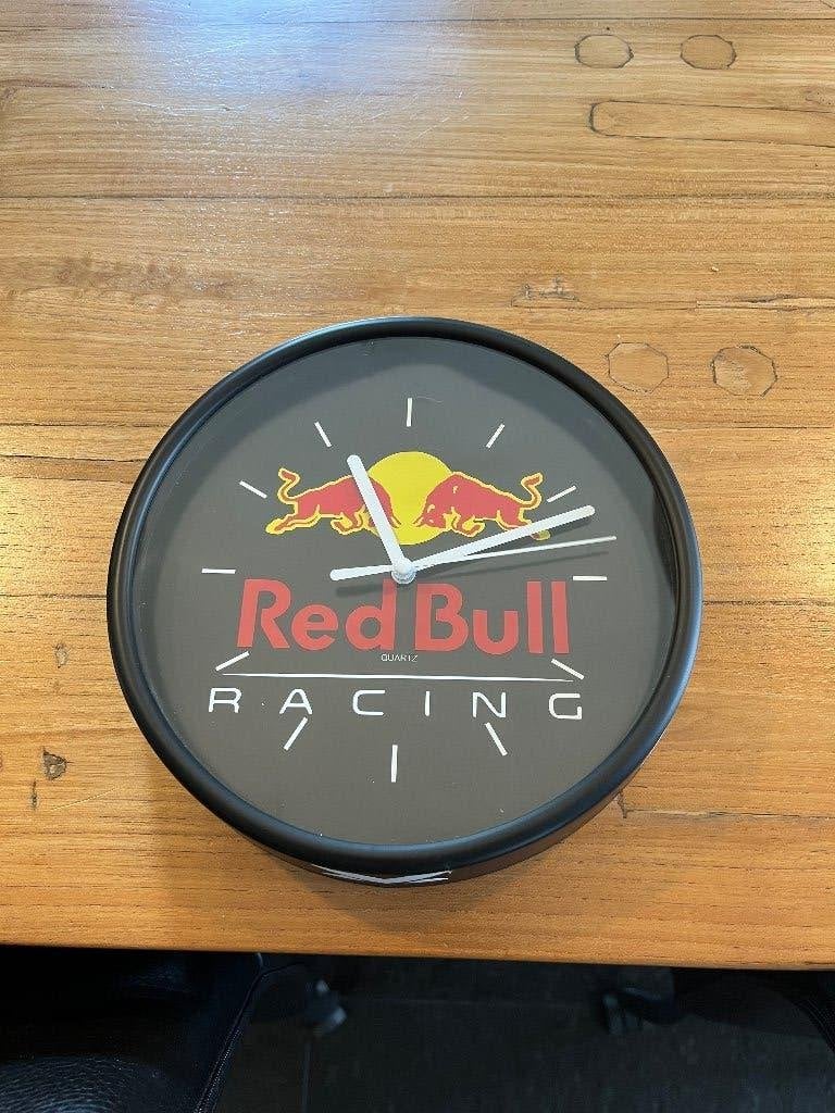 Red Bull wandklok diameter 20 cm op batterij, Ophalen, Zo goed als nieuw
