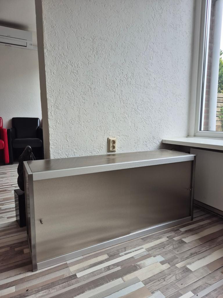 GRATIS IKEA BESTÅ TV-meubel met schuifdeuren, metaal, Huis en Inrichting, Kasten | Dressoirs, Ophalen, Gebruikt, Modern, industrieel