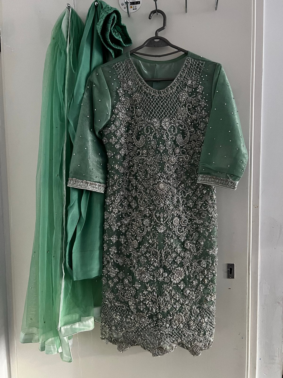 Prachtige Groene Indiase Jurk met Borduurwerk, Kleding | Dames, Gelegenheidskleding, Overige typen, Ophalen of Verzenden, Zo goed als nieuw