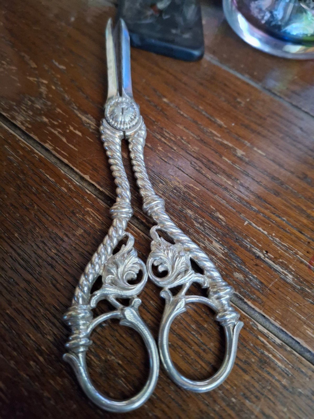 Zilveren  druiven schaar, Ophalen