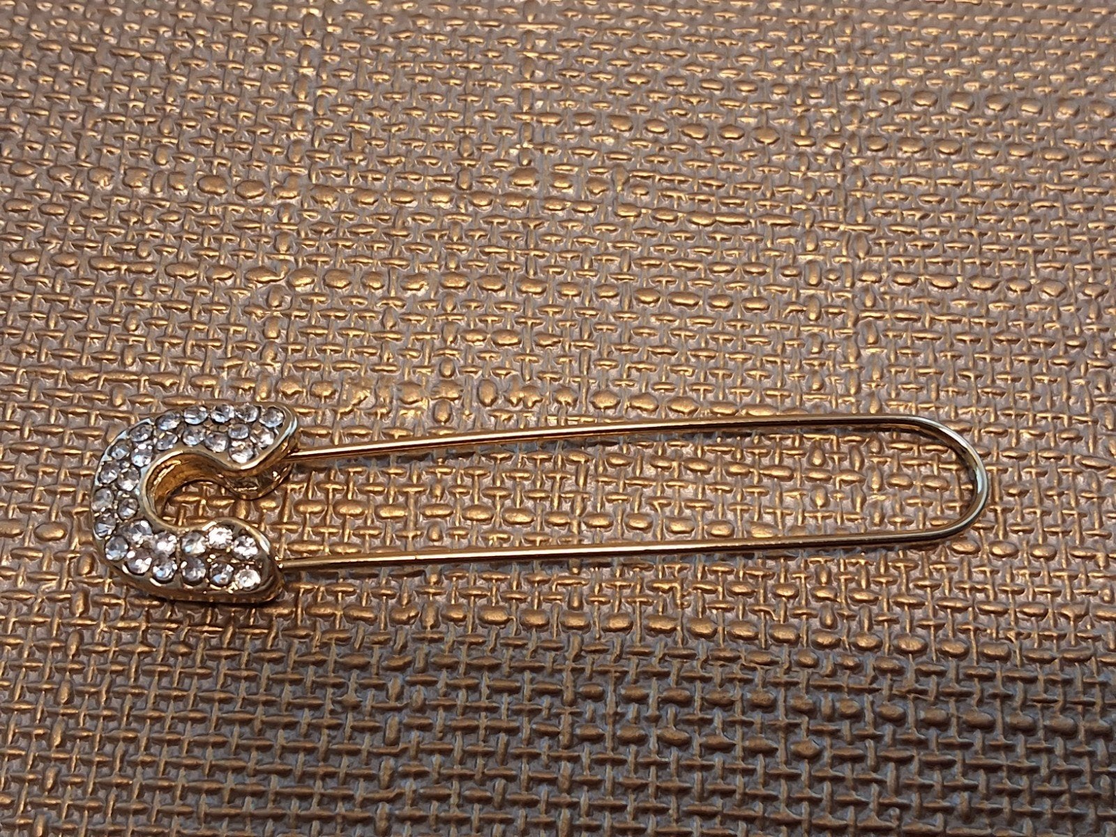 Goudkleurige sierspeld met strass steentjes, Overige materialen, 4 tot 7 cm, Ophalen of Verzenden, Zo goed als nieuw